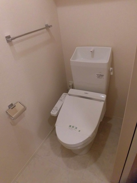 トイレ　温水洗浄便座機能付き