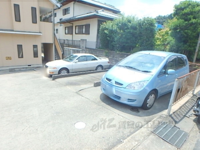 【京都市山科区勧修寺下ノ茶屋町のアパートの駐車場】