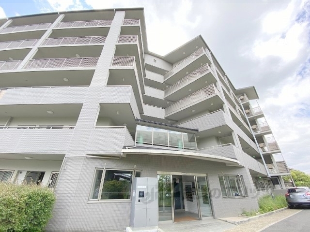 ＰＨＯＥＮＩＸＣＯＵＲＴ交野１の建物外観