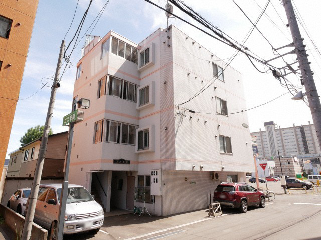 札幌市西区八軒一条東のマンションの建物外観