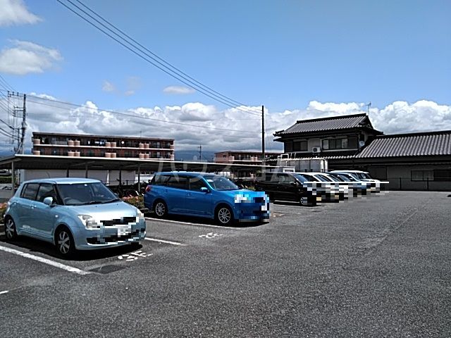 【富士市松本のマンションの駐車場】