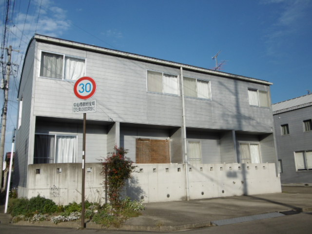 建物外観　建築士設計のモダンなデザイン。植栽も洒落ている