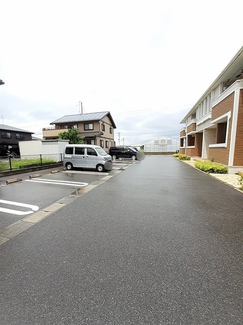 【安来市飯島町のアパートの駐車場】