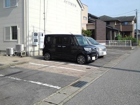 【富山市小杉のアパートの駐車場】