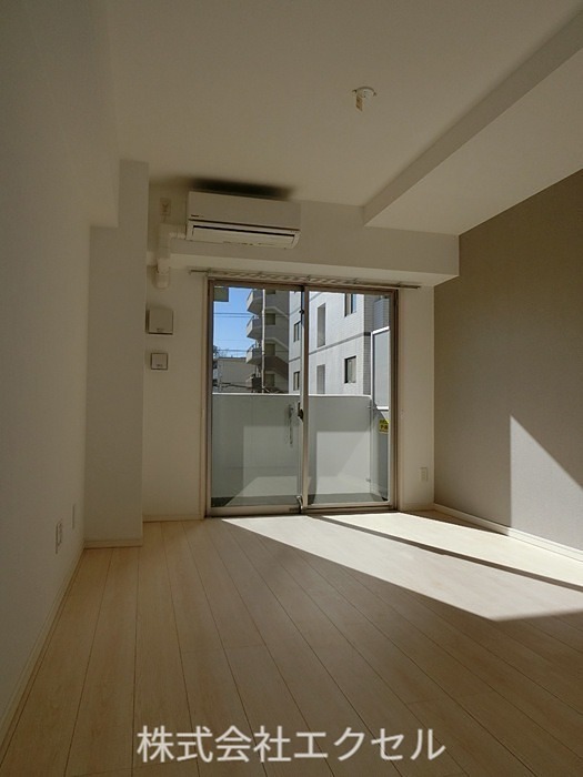 居室・リビング　エアコン完備の明るい室内です。