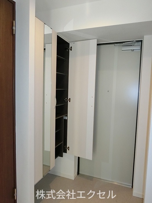 玄関　シューズBOX完備の玄関です。