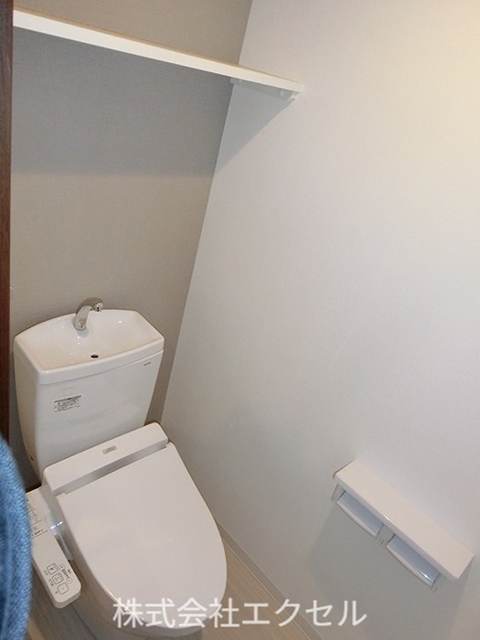 トイレ　温水洗浄便座です。