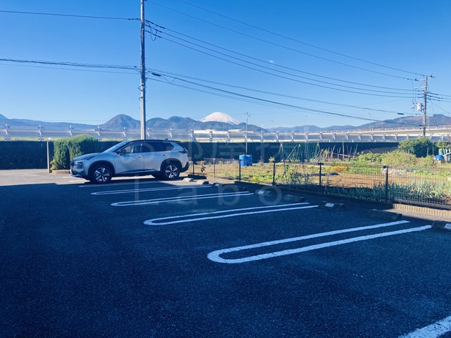 【足柄上郡松田町松田惣領のマンションの駐車場】