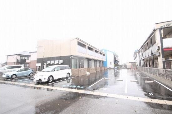 【碧南市日進町のアパートの駐車場】