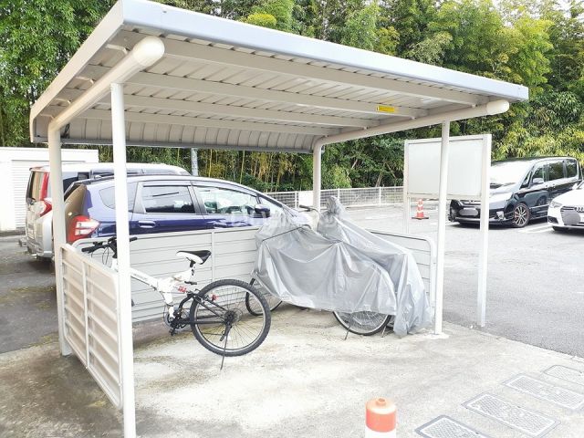 【伊賀市小田町のアパートの駐車場】