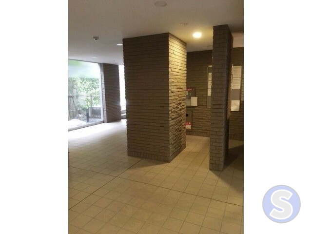 【京都市上京区大猪熊町のマンションのロビー】