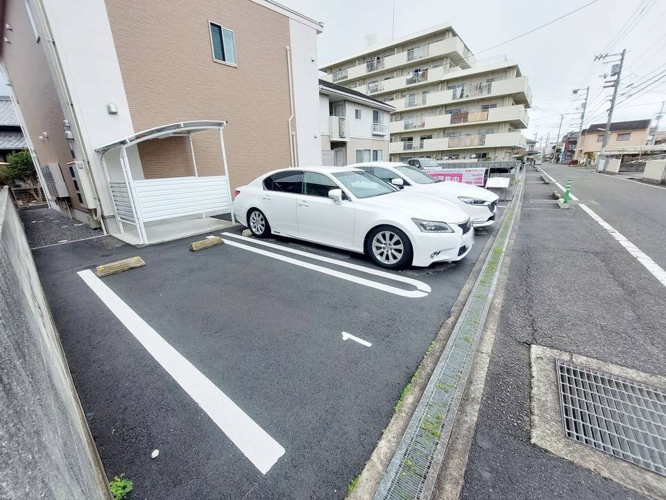 【松山市小栗のアパートの駐車場】