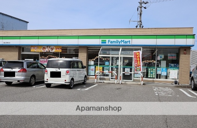 コンビニ　ファミリーマート（コンビニ）まで814m