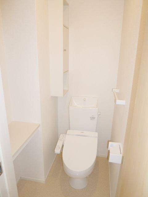 トイレ　嬉しい温水洗浄便座付きです♪