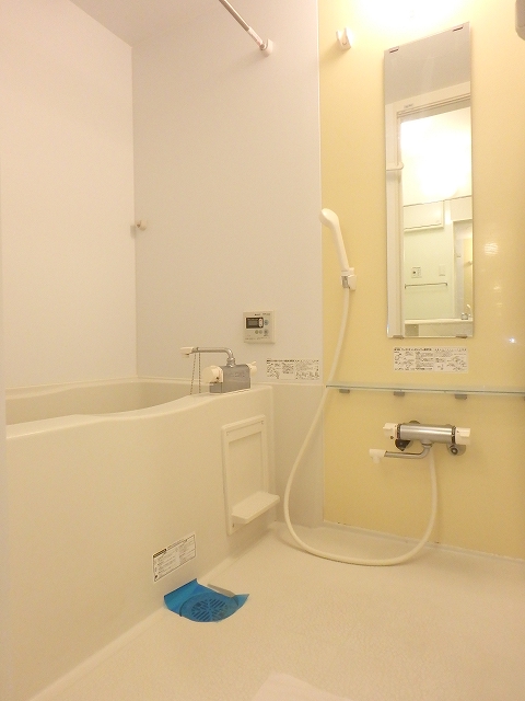 バス・シャワールーム　●鏡や棚がうれしいバスルーム。
