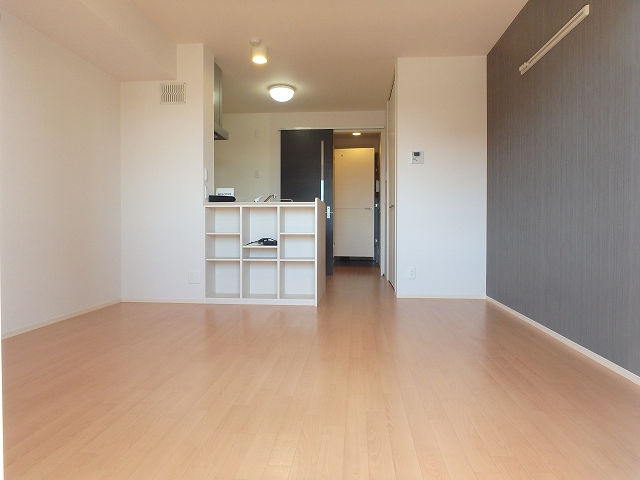 居室・リビング　●カウンター仕様で開放感のある居室スペース。