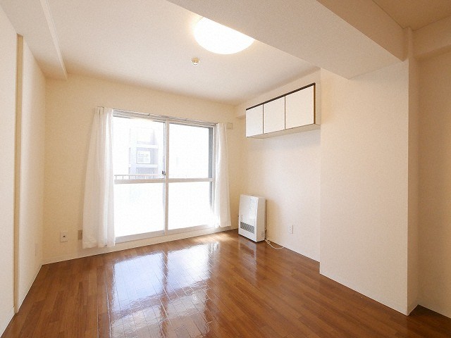 居室・リビング　☆白を基調とした明るい内装のお部屋です。