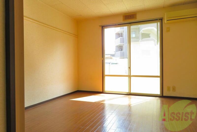 居室・リビング　大きな窓で光が差してポカポカしますね。