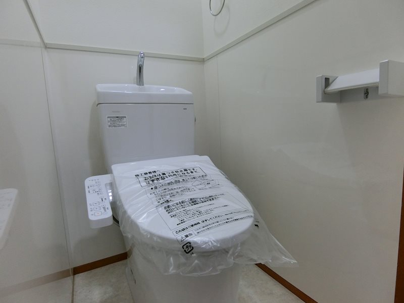トイレ　新品の温水洗浄便座です！