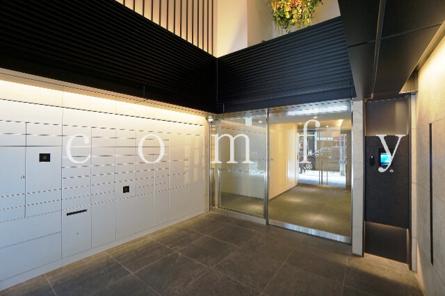 エントランス　オートロック付きエントランス