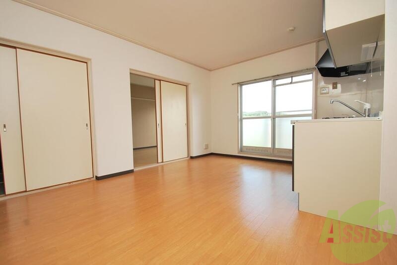 居室・リビング　ゆとりのある広さが魅力のリビング。開放的な気分になります。