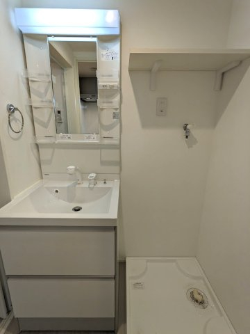 洗面設備　ゆったりとスペースのある洗面所