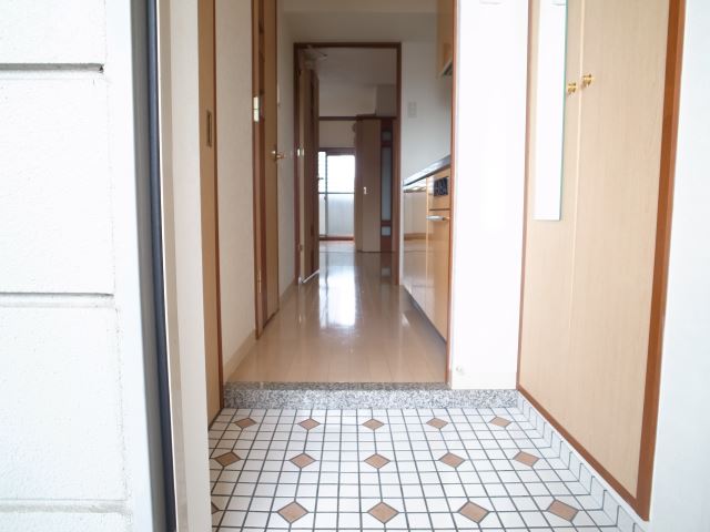 玄関　写真は別タイプのお部屋になります