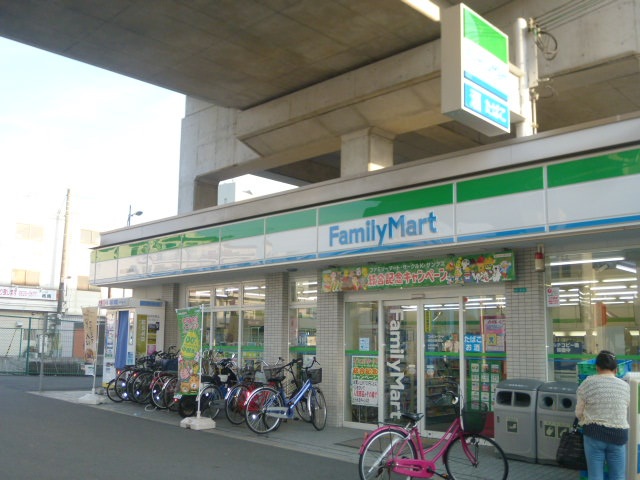 コンビニ　ファミリーマート南田辺駅前店（コンビニ）まで52m