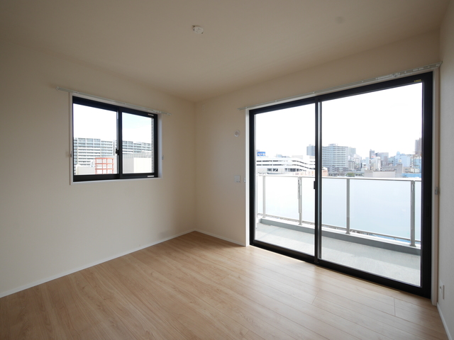 居室・リビング　リビング横洋室。写真は６０１号室