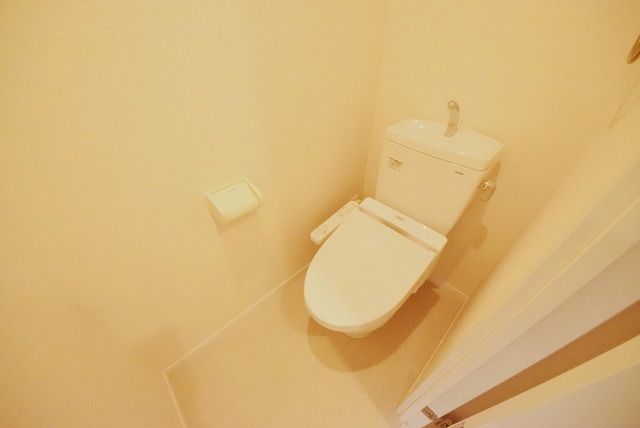 トイレ　★上部棚・ウォッシュレット付きのお手洗いです★