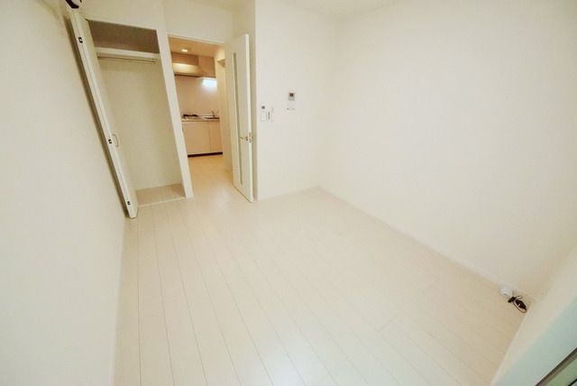 居室・リビング　★5.6帖エアコン・照明つきのお部屋です★