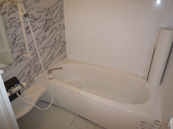 バス・シャワールーム　コンパクトで使いやすいお風呂です