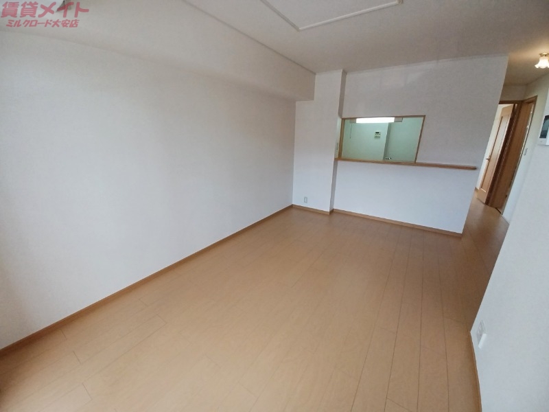 居室・リビング　同物件別室写真