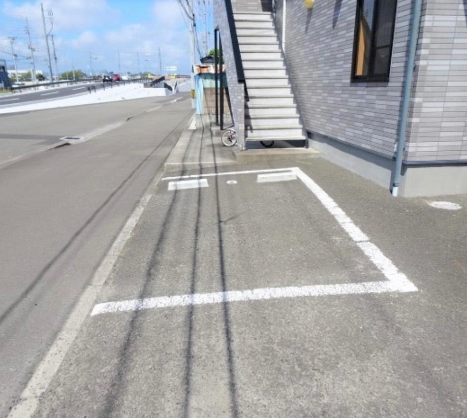 駐車場　広い道路に面しているため駐車しやすいです