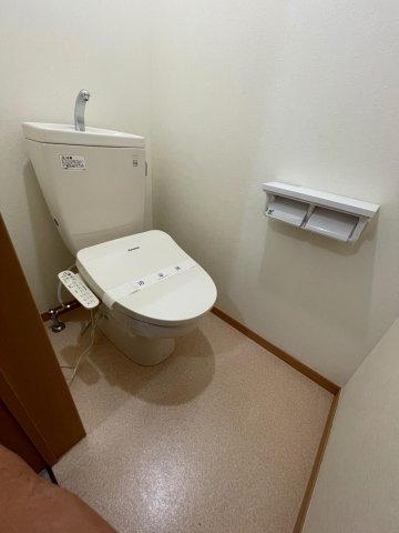 トイレ　ウォッシュレット付き、スマホ置けるペーパーホルダー付き