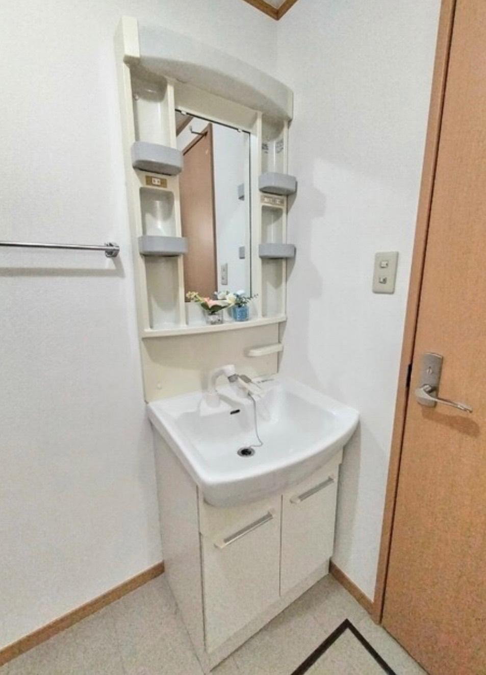 洗面設備　シャワー付き洗面化粧台