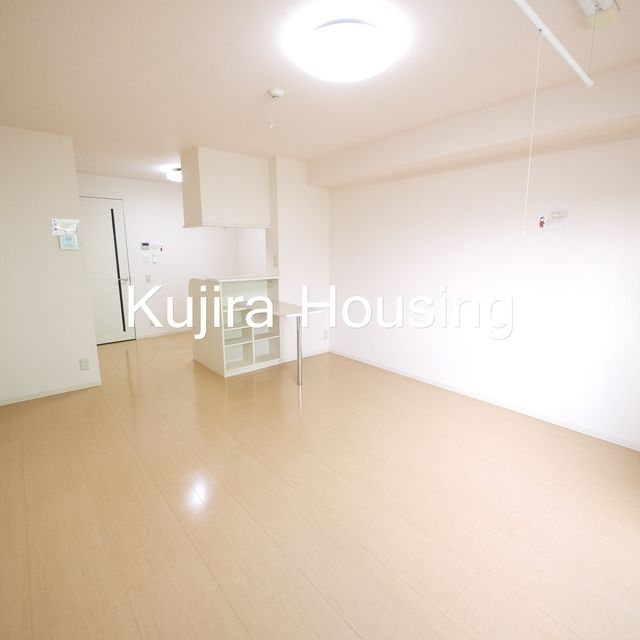 居室・リビング　１３帖の洋室です★