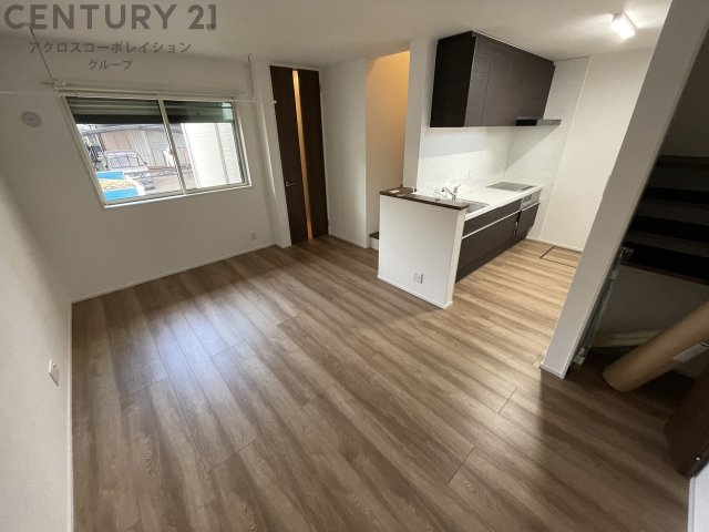 居室・リビング　床色が落ち着いた色合いで綺麗です♪