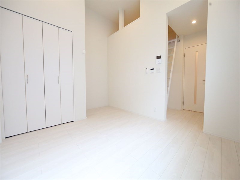 居室・リビング　ＬＤＫ8.8帖　洋室4帖　ロフト4帖　エアコン2基完備