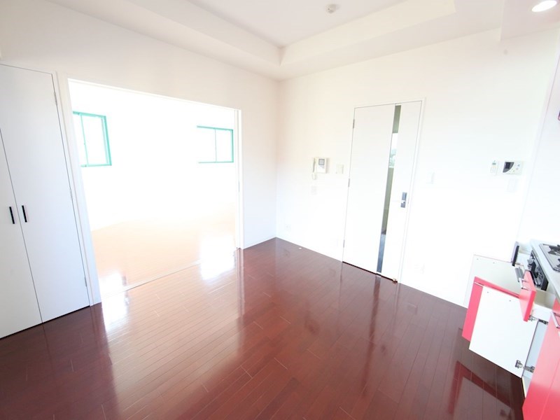 居室・リビング　ＬＤＫ9.8帖　洋室8.7帖と繋げても仕切っても使えます