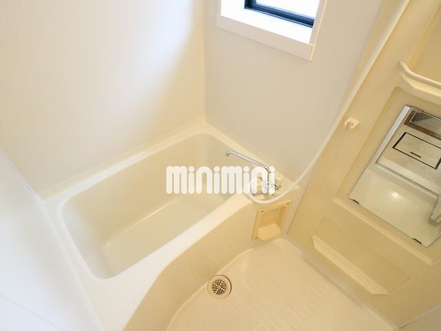 バス・シャワールーム　窓付きのお風呂。