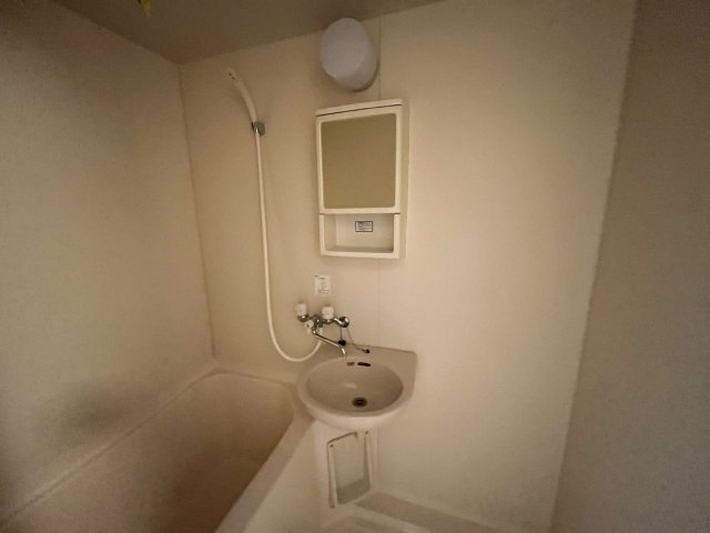 洗面設備　浴室内に洗面台付き！