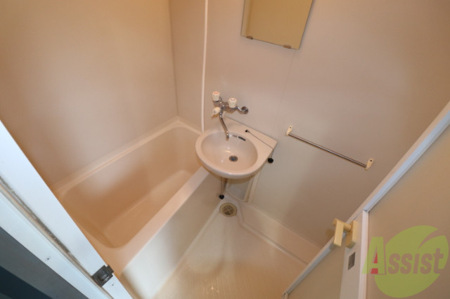 バス・シャワールーム　大きめの浴槽で一日の疲れを癒やしてください。