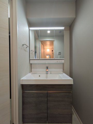 洗面設備　ゆったりとスペースのある洗面所