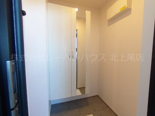 玄関　同物件3階参考写真