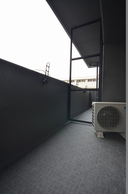 バルコニー　同物件、別号室のものです。