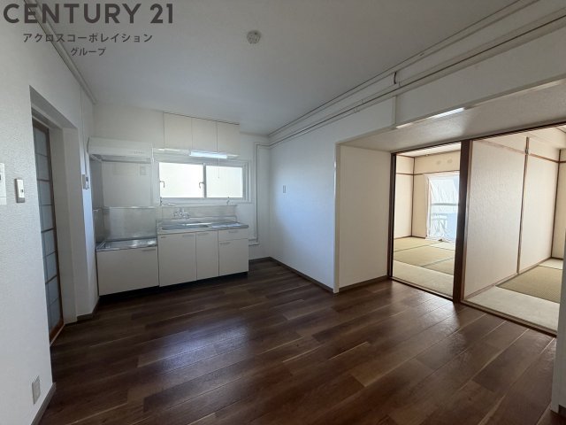 居室・リビング　床色が落ち着いた色合いで、とてもきれいです。