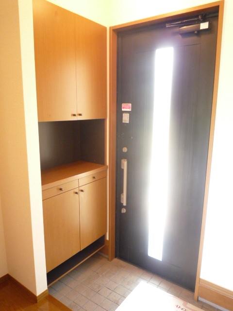 玄関　【別室参考写真】大きな下駄箱に明るい玄関