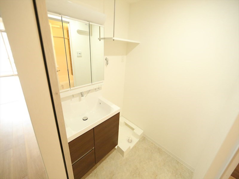 洗面設備　脱衣所　独立洗面台（シャンプードレッサー付）収納スペース有