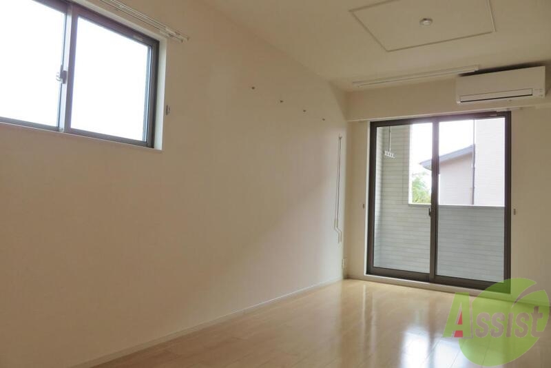 居室・リビング　二面採光が印象的な明るいお部屋です。フローリングも白めです。